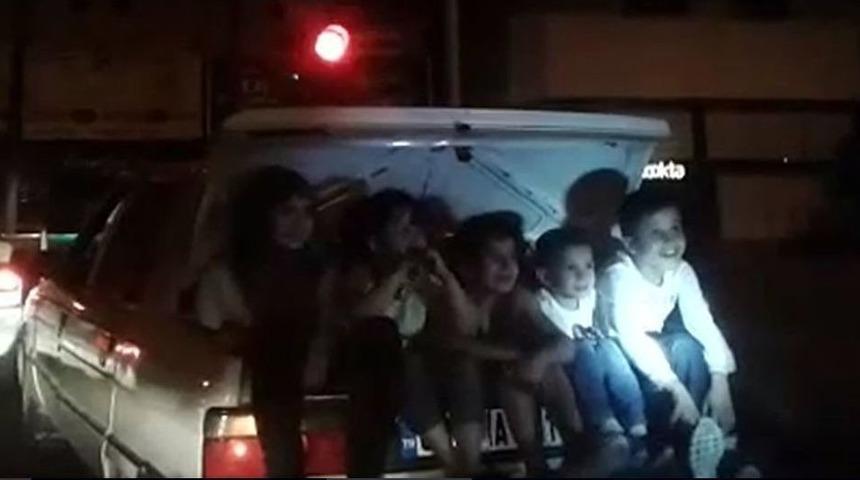 Otomobil Bagajında 5 &Ccedil;ocuğun Tehlikeli Yolculuğu Korkuttu