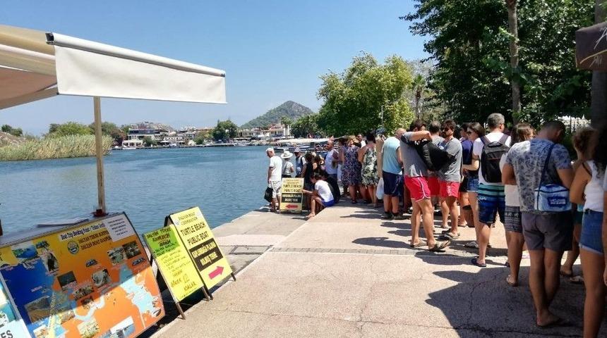 Dalyan&rsquo;da Tatilciler &ldquo;dolmuş&rdquo; Kuyruğuna Girdi