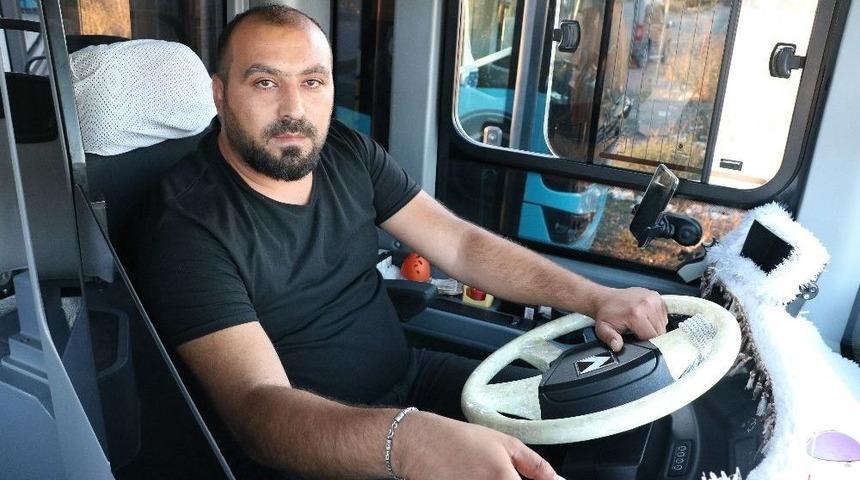 Kalp Krizi Ge&ccedil;iren Yolcuyu Kucağında Taşıdı