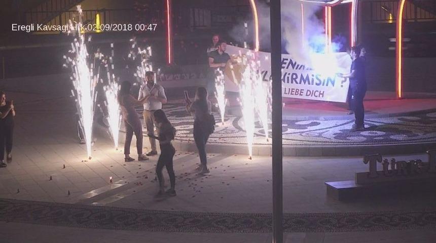 Kavşakta Yapılan Evlilik Teklifi Şehir Polis Kamerasına Takıldı