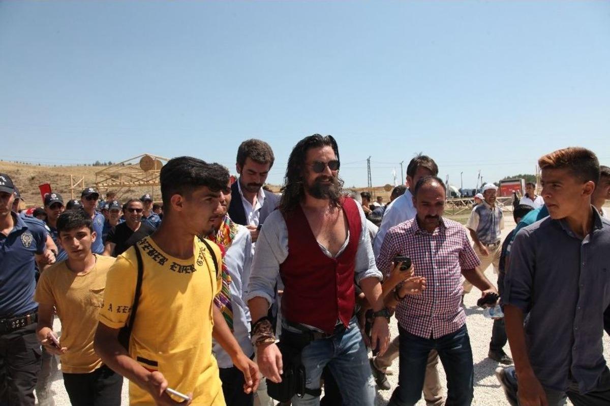 Diriliş Ertuğrul Dizisinin Oyuncularına Yoğun İlgi