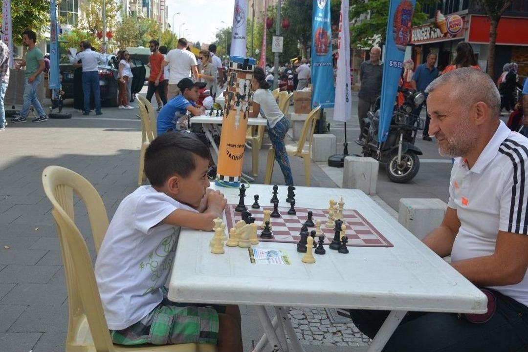 Uşak&rsquo;ta Satran&ccedil; G&uuml;nleri Başladı