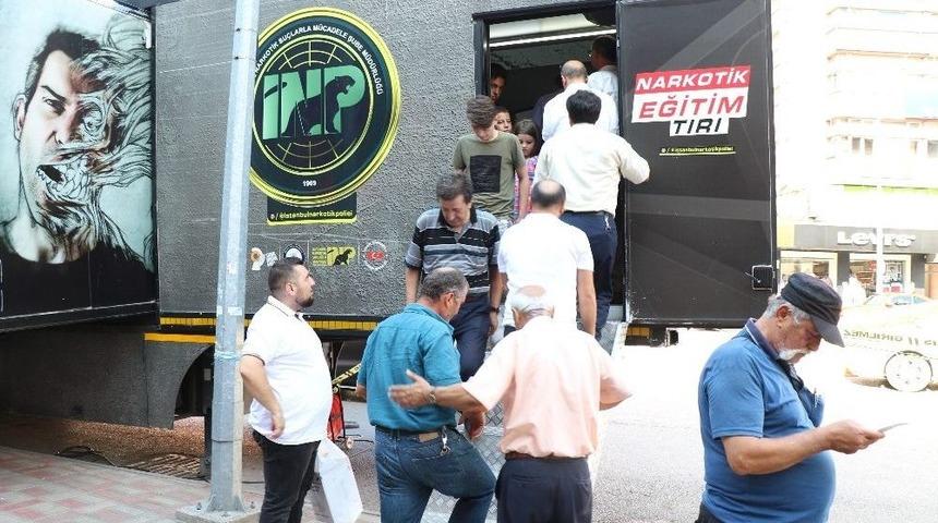 Gezici Tır Uyuşturucu İle M&uuml;cadele Konusunda Halkı Bilgilendiriyor
