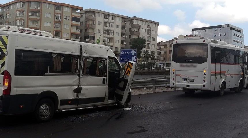Kocaeli&rsquo;de İki Servis Minib&uuml;s&uuml; &Ccedil;arpıştı: 3 Yaralı