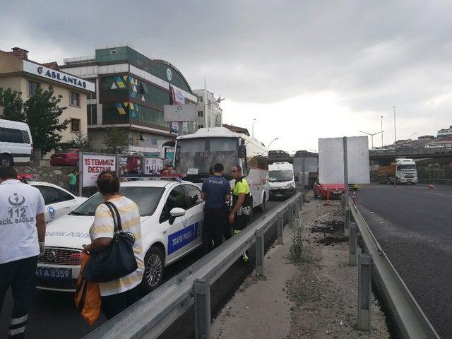 Kocaeli’de İki Servis Minibüsü Çarpıştı: 3 Yaralı