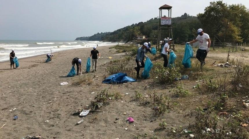 Ak Gençlik Plajları Temizledi