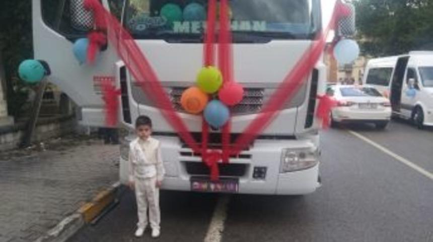 Nakliyeci Tırını Sünnet Arabası Yaptı