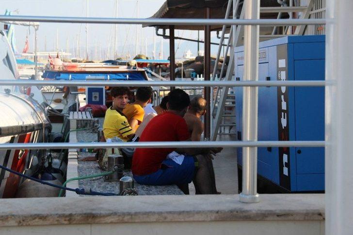Ege Denizi’nde Batan Bottaki Göçmenleri Tur Teknesi Kurtardı G4
