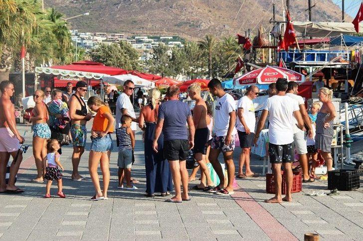 Ege Denizi’nde Batan Bottaki Göçmenleri Tur Teknesi Kurtardı G5