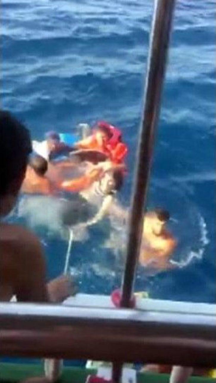 Ege Denizi’nde Batan Bottaki Göçmenleri Tur Teknesi Kurtardı G1