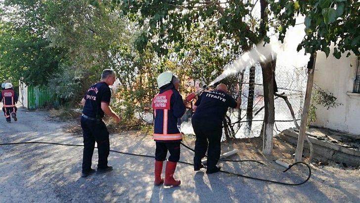 Bahçede Hurdalıkta Çıkan Yangın Evlere Sıçradı G1