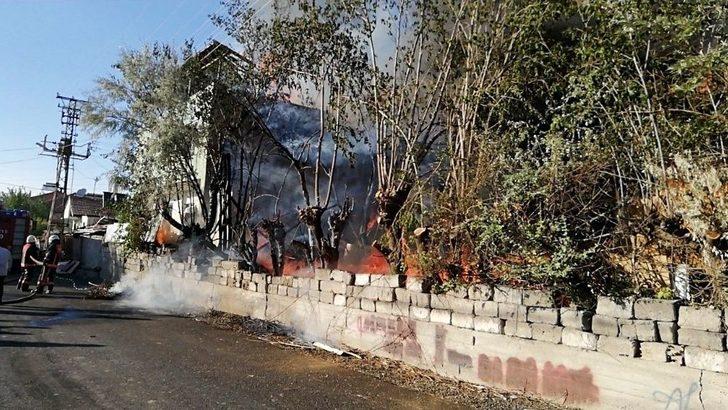 Bahçede Hurdalıkta Çıkan Yangın Evlere Sıçradı G2