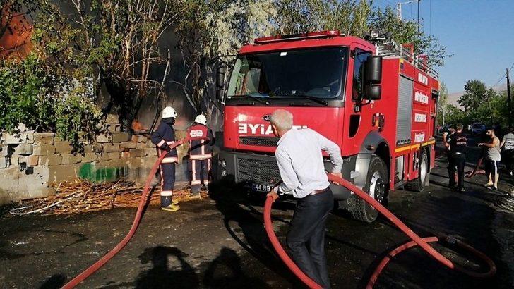 Bahçede Hurdalıkta Çıkan Yangın Evlere Sıçradı G3
