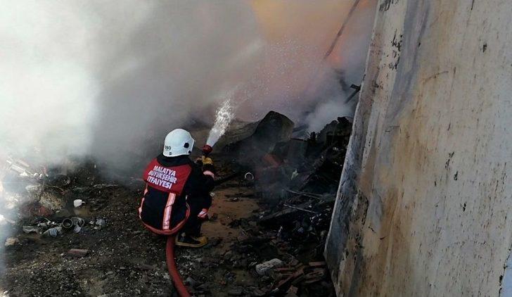 Bahçede Hurdalıkta Çıkan Yangın Evlere Sıçradı G4