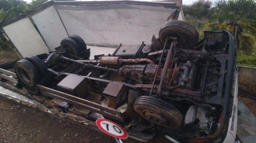 İzmir’de Yol Kenarındaki Duvara Çarpan Kamyon Devrildi: 1 Yaralı