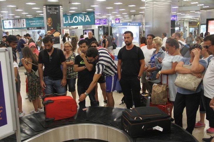 Atatürk Havalimanı’nda Bayram Dönüşü Yoğunluğu G3