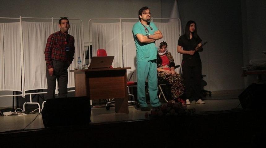 Tiyatro Oyunuyla Sağlık &Ccedil;alışanlarına Y&ouml;nelik Şiddete Dikkat &Ccedil;ekildi