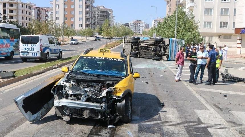Halk Otob&uuml;s&uuml; İle Ticari Taksi &Ccedil;arpıştı: 18 Yaralı