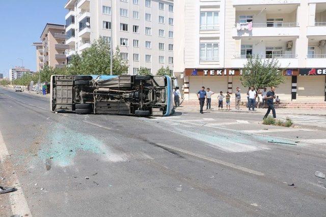 Halk Otobüsü İle Ticari Taksi Çarpıştı: 18 Yaralı