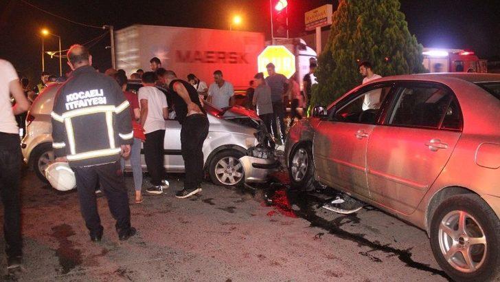 Kocaeli’de 3 Otomobil Birbirine Girdi: 6 Yaralı G5