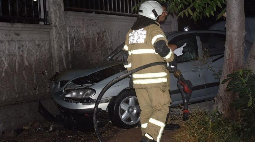İzmir’de İki Otomobil Çarpıştı: 3 Yaralı