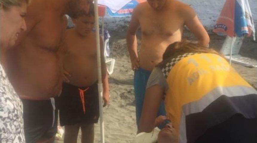 Karaburun Plajında Y&uuml;zen Kadın Son Anda Cankurtaran Tarafından Kurtarıldı