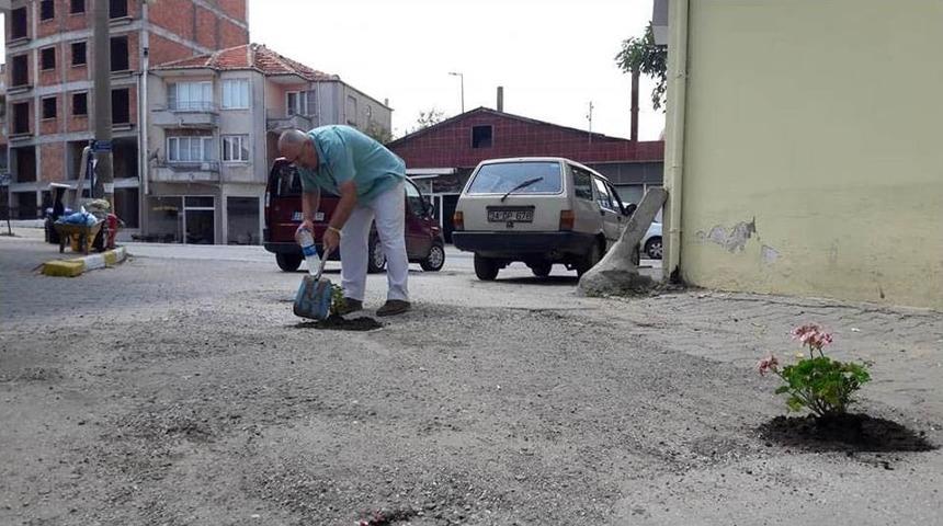 Edirne İl Genel Meclis &Uuml;yesi Yol Ortasına &Ccedil;i&ccedil;ek Dikti