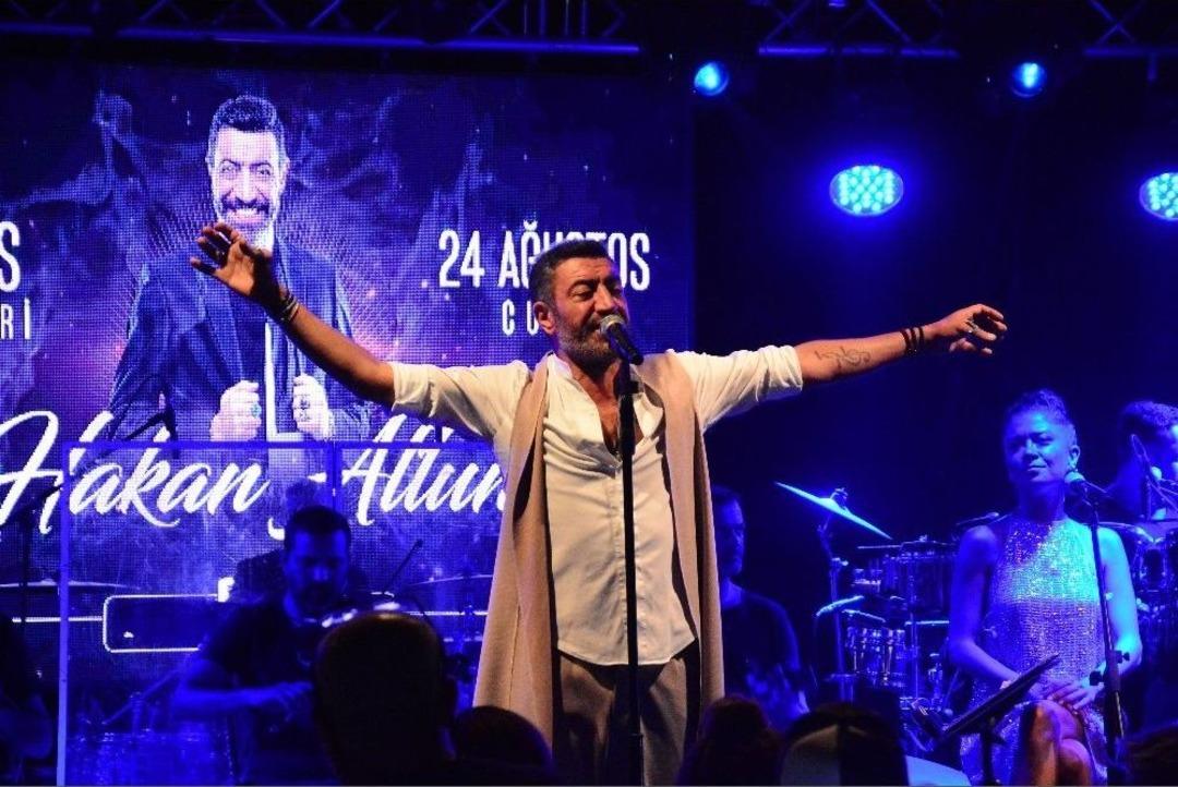 &Ouml;zlem Yıldız, 41&rsquo;inci Yaşını Hakan Altun Sahnesinde Kutladı