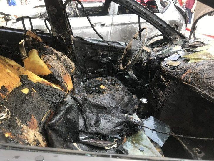 Park Halindeki 2 Otomobil Alev Alev Yandı G3