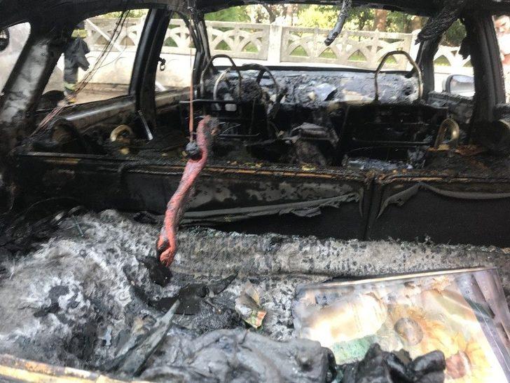 Park Halindeki 2 Otomobil Alev Alev Yandı G4