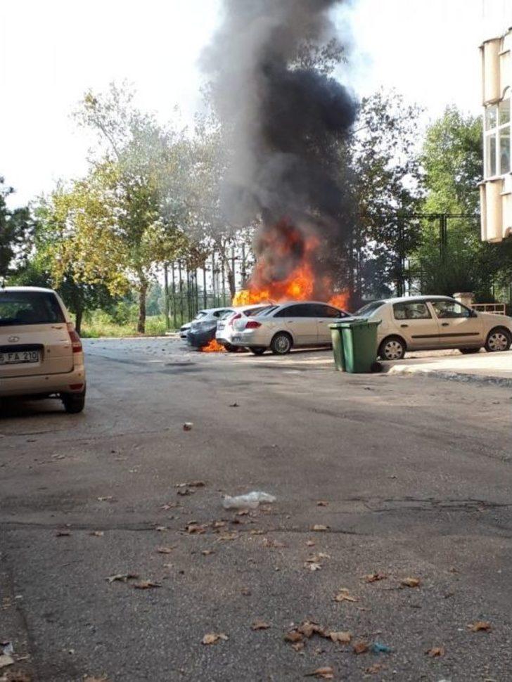 Park Halindeki 2 Otomobil Alev Alev Yandı G5