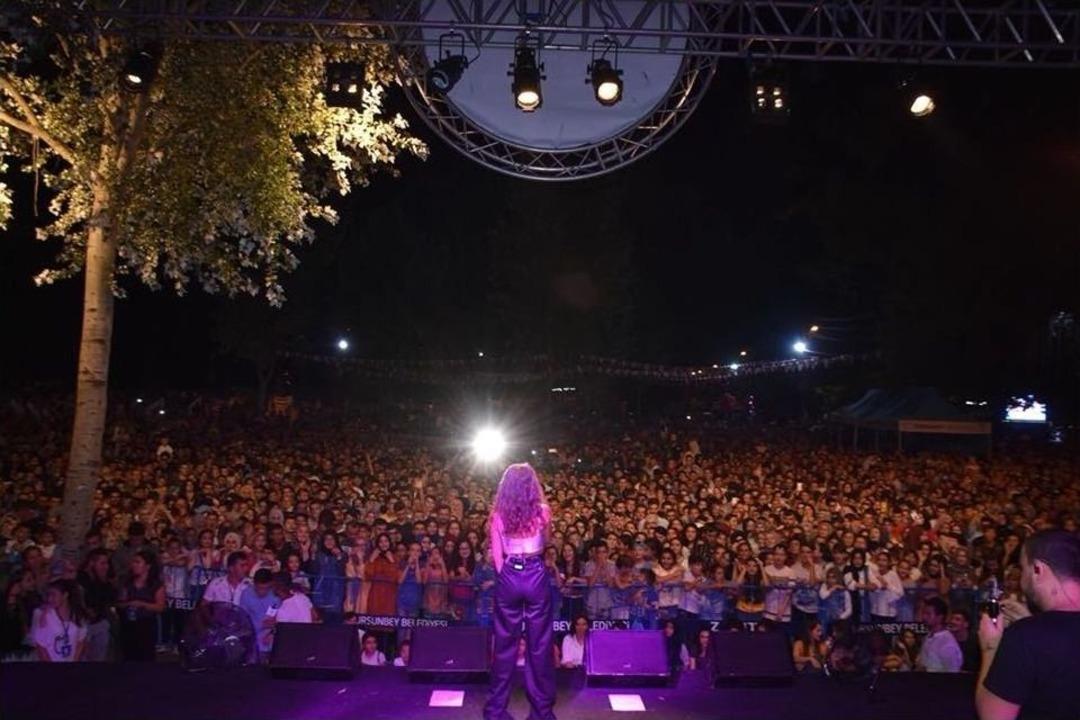 Dursunbey&rsquo;de Derya Uluğ Ve Bahadır Tatlı&ouml;z İzdihamı