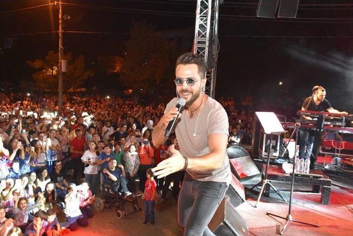 Dursunbey’de Derya Uluğ Ve Bahadır Tatlıöz İzdihamı G3