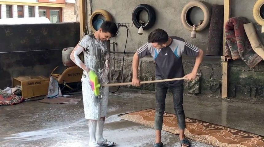 Hava Sıcakları Artınca Oto Yıkamacı ’adam’ Yıkamacıya Döndü