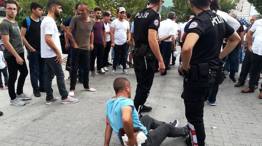 Gen&ccedil; Kızı Tacizden Korumak İsterken Vatandaşlar Tarafından Darp Edildi