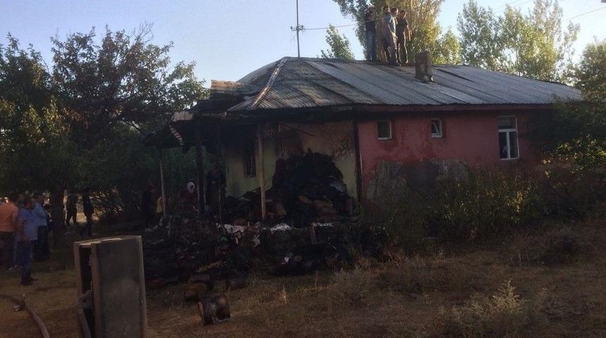 Karlıova&rsquo;da Ev Yangını