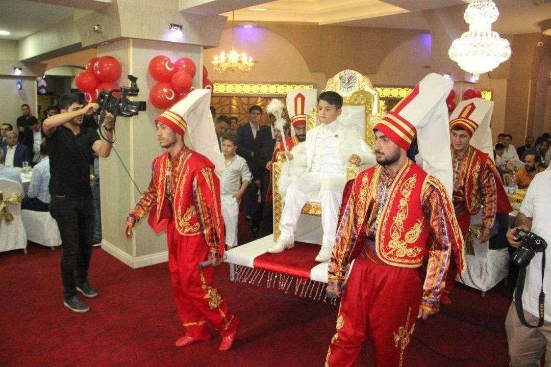 Şanlıurfalı İş Adamı S&uuml;nnet D&uuml;ğ&uuml;n&uuml;nde Takı Olarak Doları Kabul Etmedi