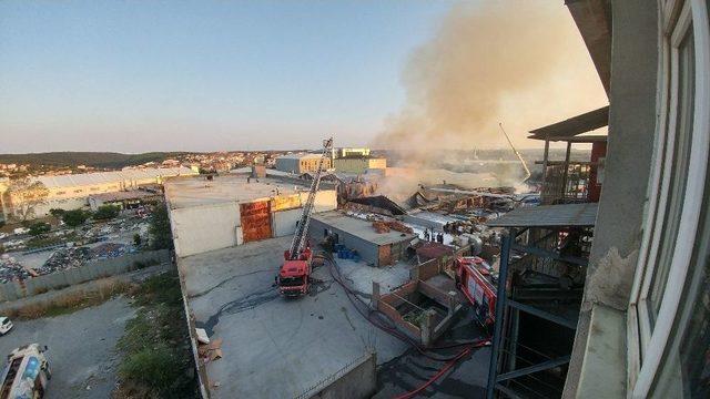 Arnavutköy’deki Fabrika Alev Alev Yanıyor