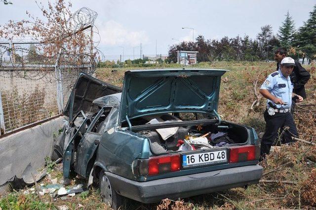 Bursa’da Duvara Çarpan Otomobil Hurdaya Döndü