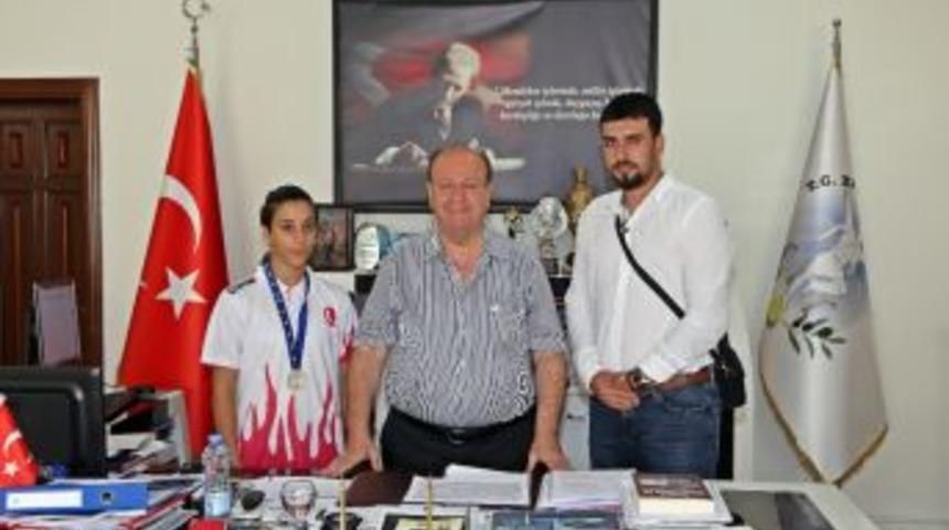 T&uuml;rkiye Şampiyonu Fadime&rsquo;den Başkan &Ouml;zakcan&rsquo;a Ziyaret