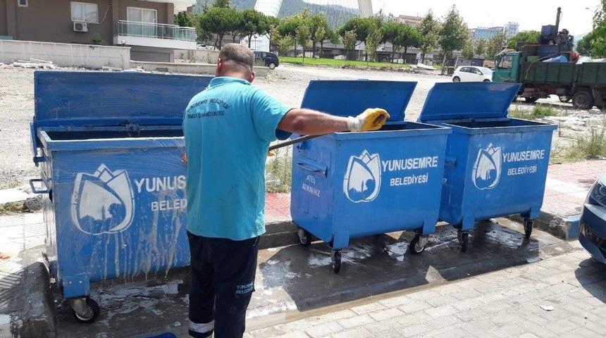 Yunusemre&rsquo;de &Ccedil;&ouml;p Konteynerleri Temizleniyor