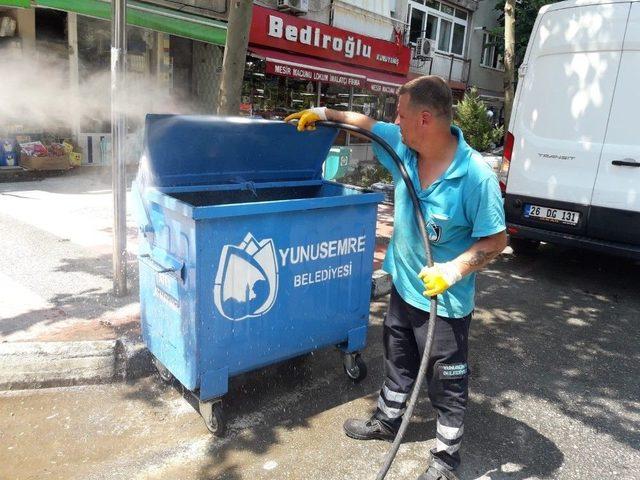 Yunusemre’de Çöp Konteynerleri Temizleniyor