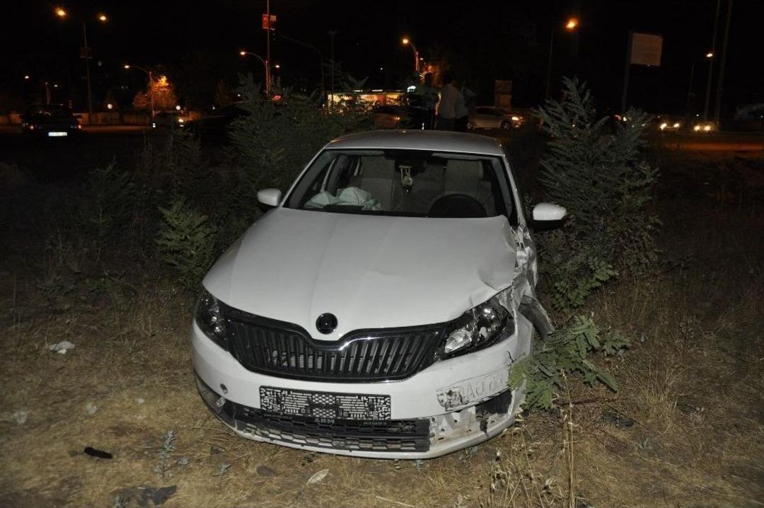 Kaza Sonrası Tarlaya U&ccedil;an Otomobilde 1&rsquo;i Ağır 4 Kişi Yaralandı