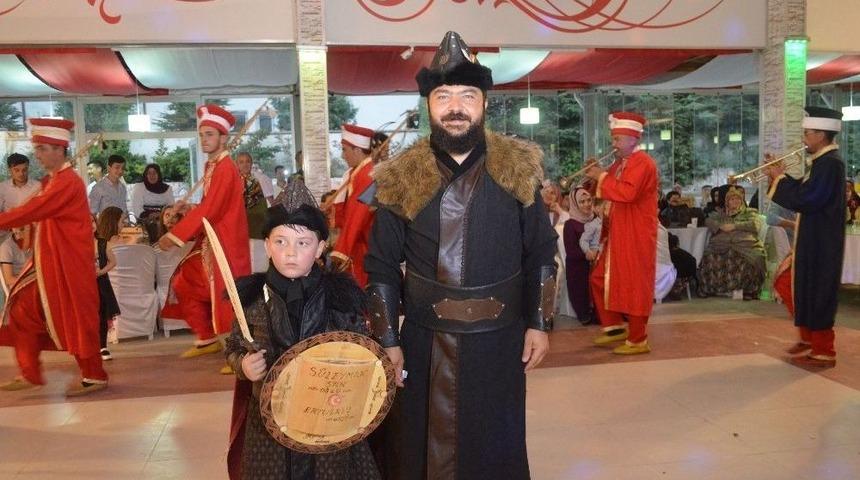 (&ouml;zel) &rsquo;diriliş Ertuğrul&rsquo; Hayranı Baba Oğul Sahneye Alp Kıyafetiyle &Ccedil;ıktı