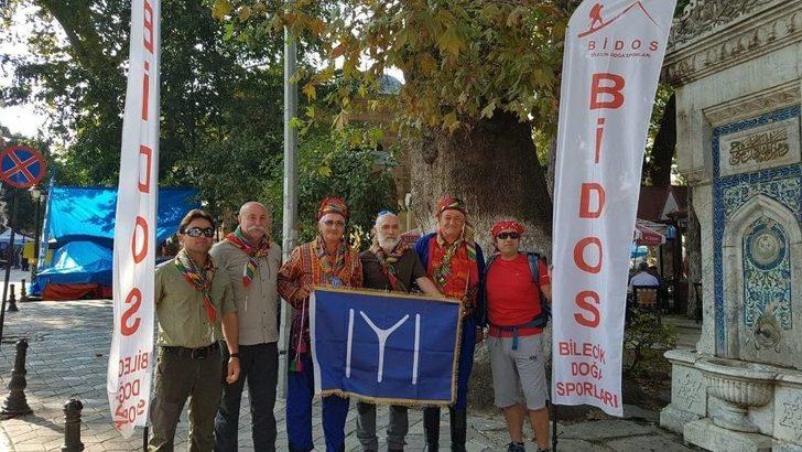 Domaniç’ten Teslim Alınan Sancak Ve Toprak Vali Büyükakına Teslim Edildi G1