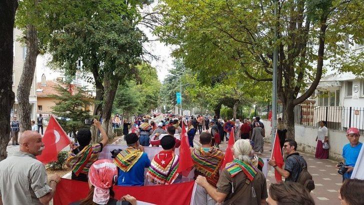 Domaniç’ten Teslim Alınan Sancak Ve Toprak Vali Büyükakına Teslim Edildi G2