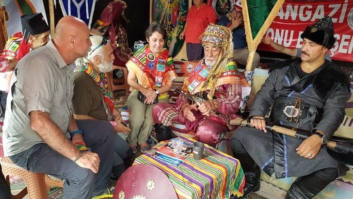 Domaniç’ten Teslim Alınan Sancak Ve Toprak Vali Büyükakına Teslim Edildi G3