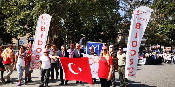 Domaniç’ten Teslim Alınan Sancak Ve Toprak Vali Büyükakına Teslim Edildi G5