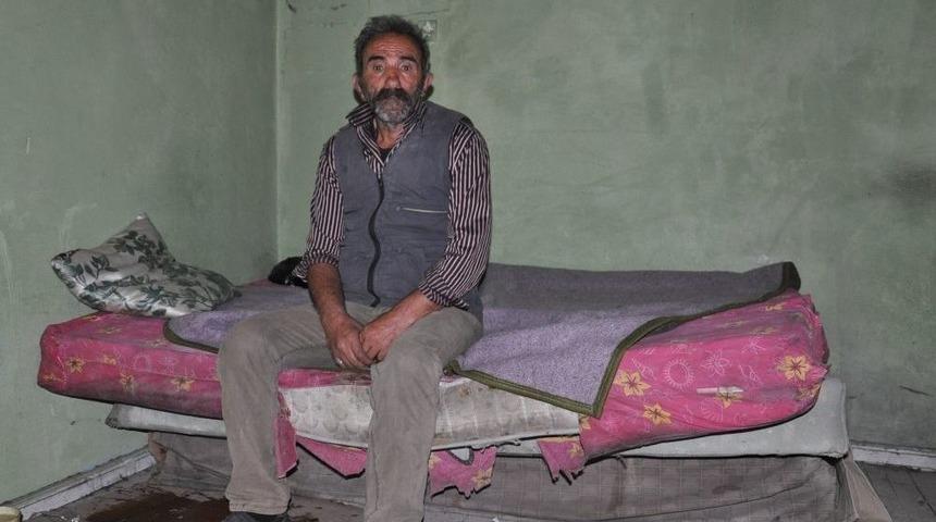 Evsiz Yaşlı Adam Yardım Bekliyor