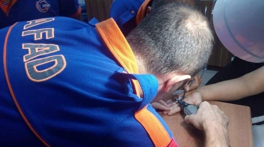 Parmağında Sıkışan Y&uuml;z&uuml;ğe Afad Ekiplerinden Operasyon